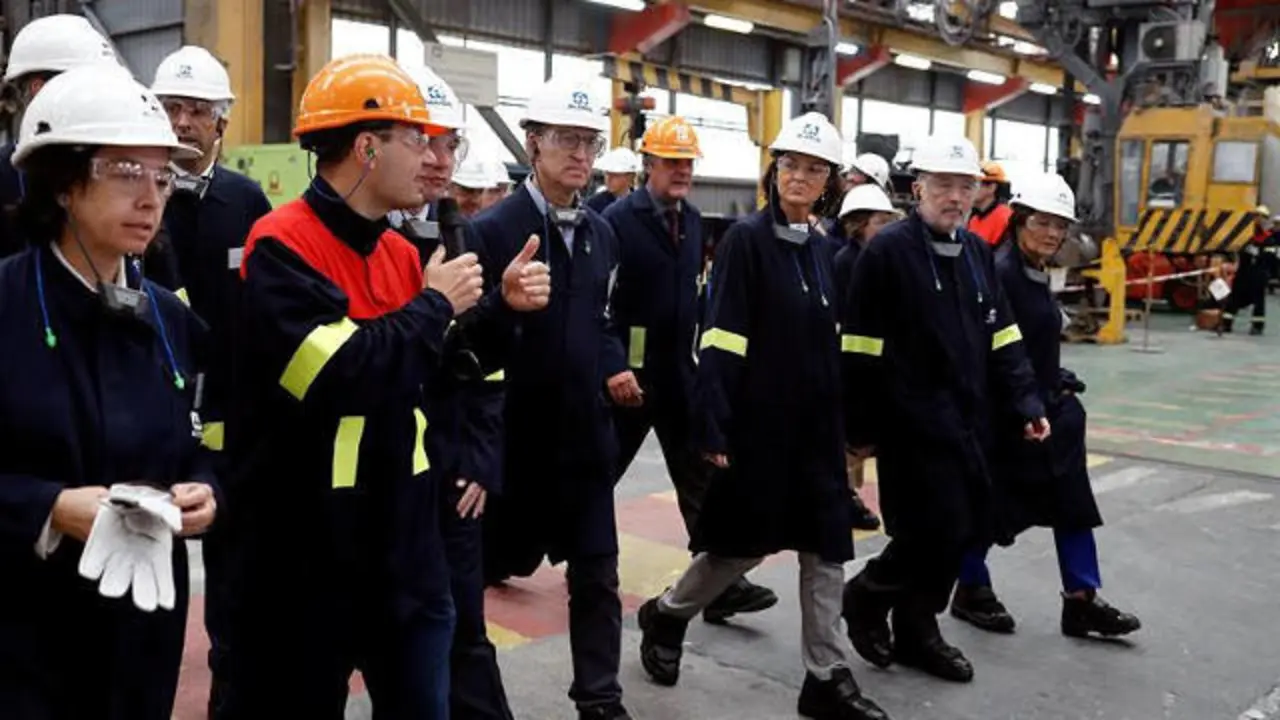 Maroto y Núñez Feijóo visitan Alcoa. ELISEO TRIGO (EFE)