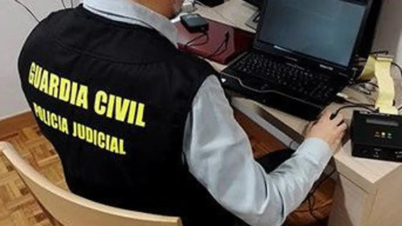Un membro da Policía Xudicial da Garda Civil nunha foto de arquivo. AEP