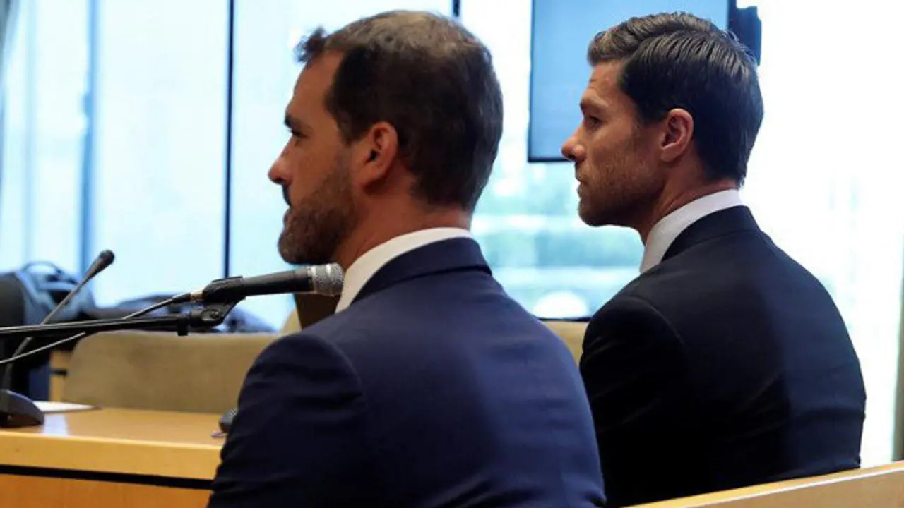 Xabi Alonso, en el banquillo de los acusados. JJ GUILLÉN