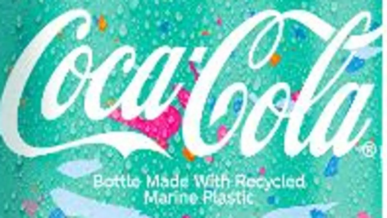 Etiqueta de la botella de Coca-Cola de plástico reciclado de basura marina. EP