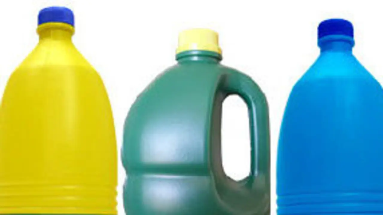 Varias botellas de lejía. EP