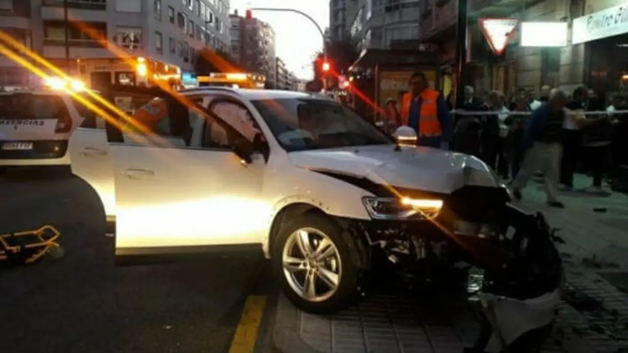 El coche acabó empotrándose contra una señal. DP