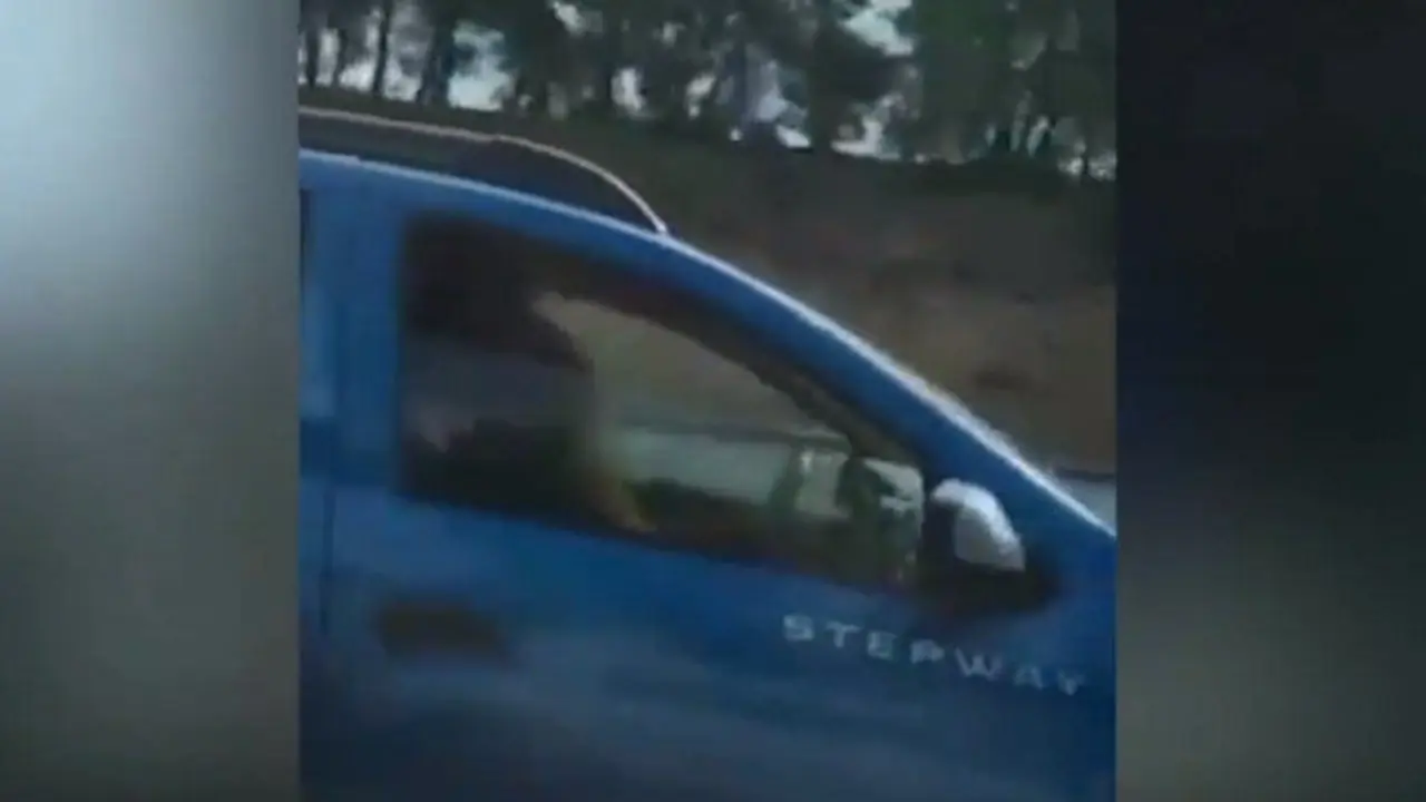 Parella practicando sexo dentro dun coche que circulaba pola AP-6. TWITTER