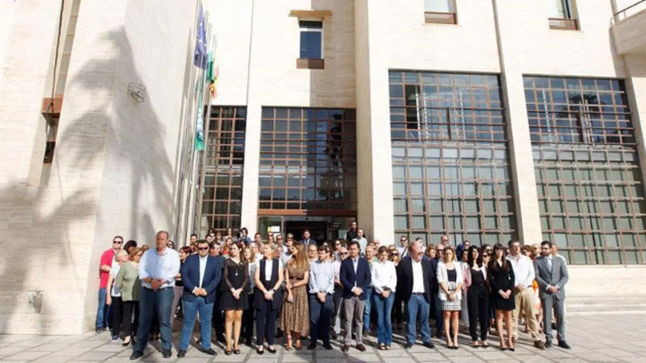 Minuto de silencio en El Ejido polo asasinato do menor. EFE