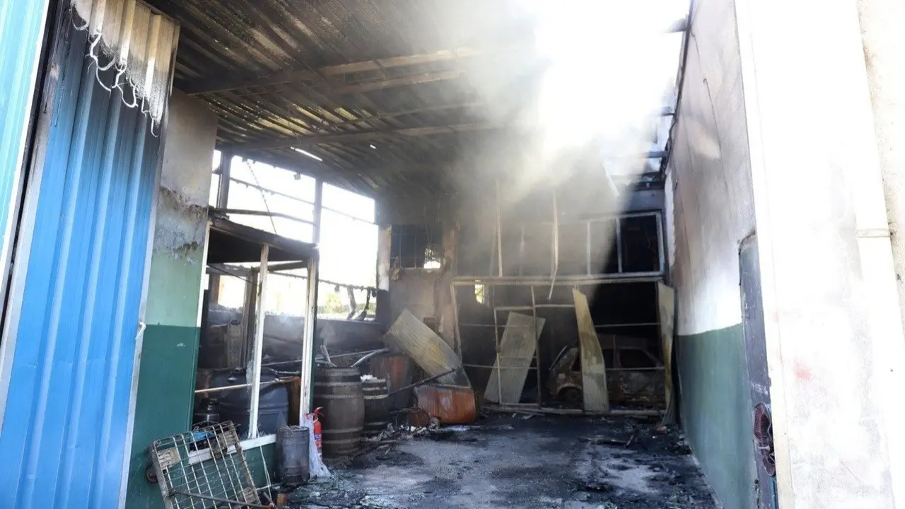 O taller, no que había catro coches, tras o incendio en Berres. PATRICIA FIGUEIRAS