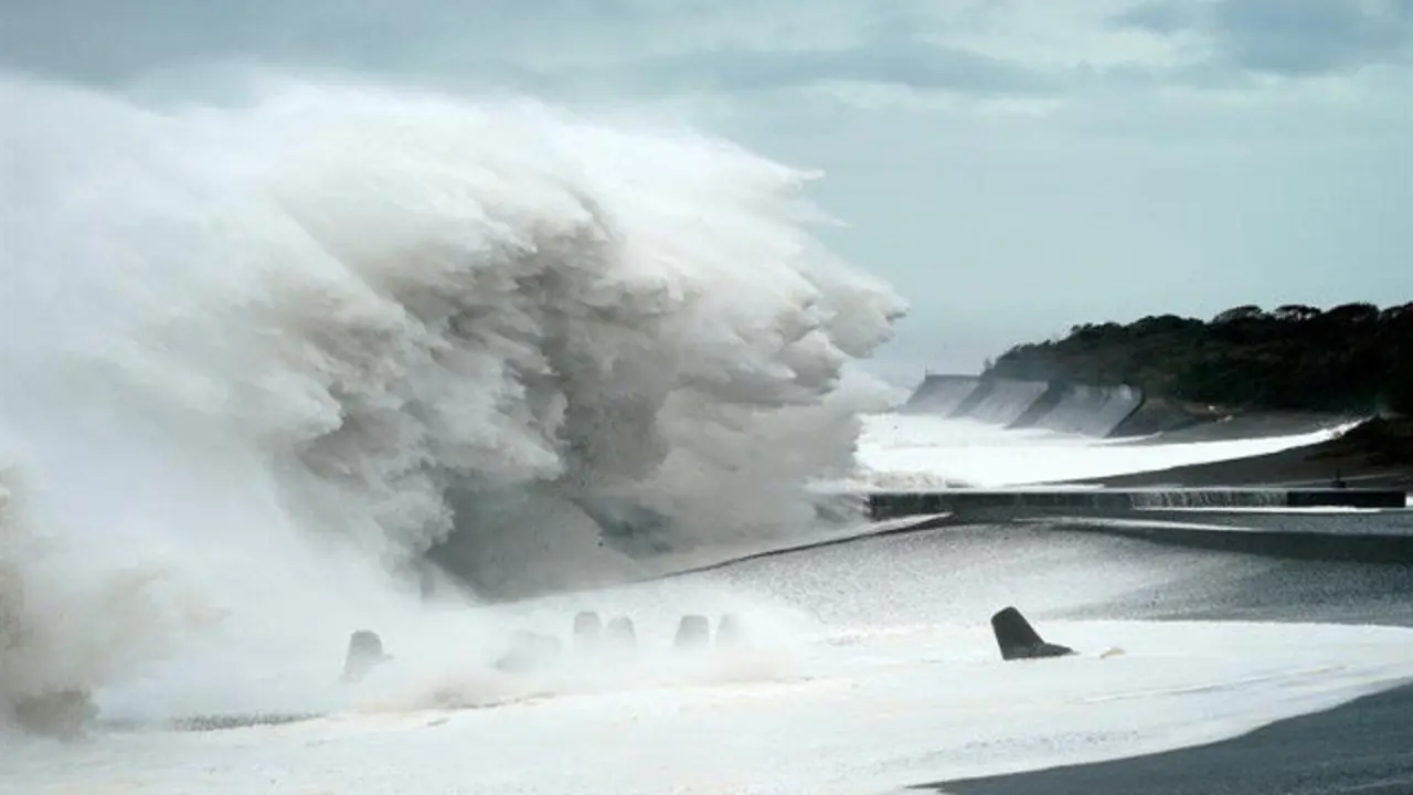 Ondas xigantes provocadas polo tifón. EFE