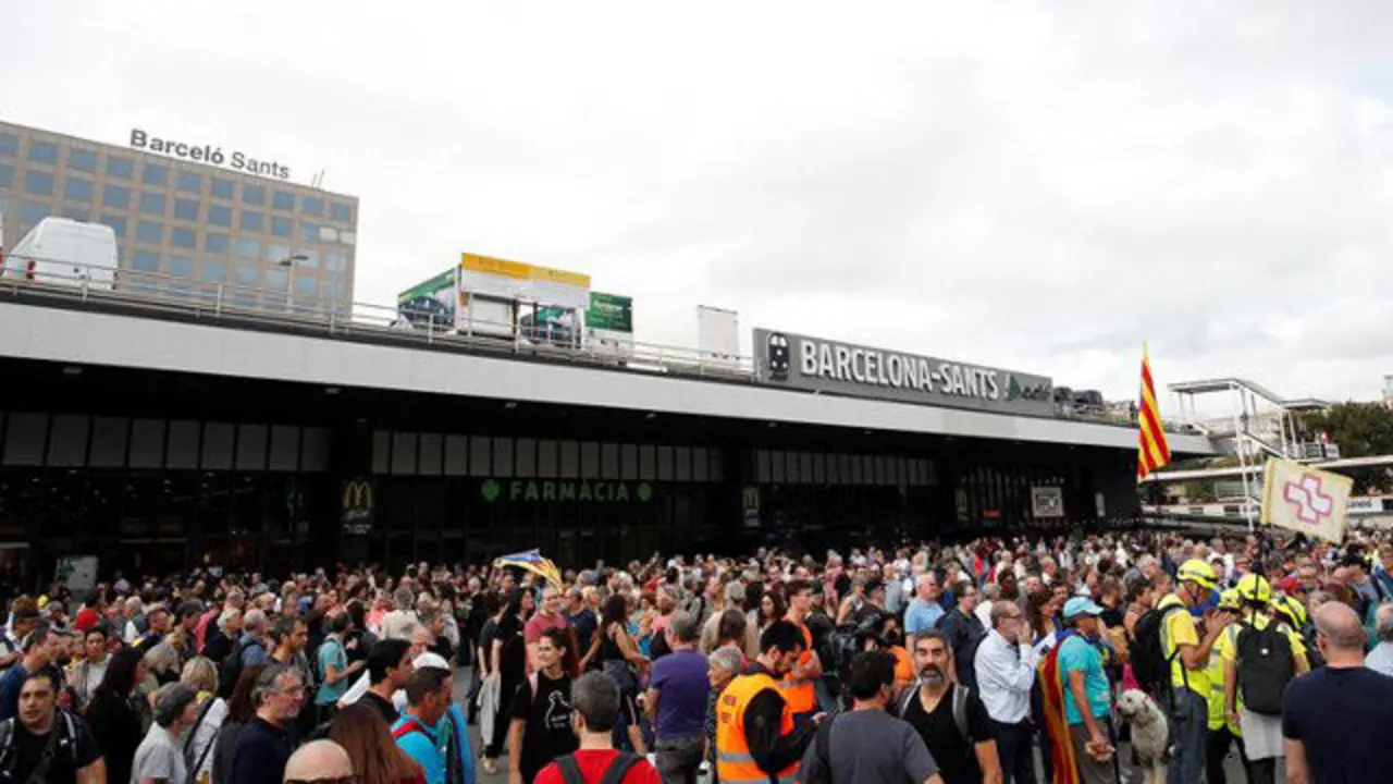 Independentistas se concentran en la estación de Sants. ALEJANDRO GARCÍA