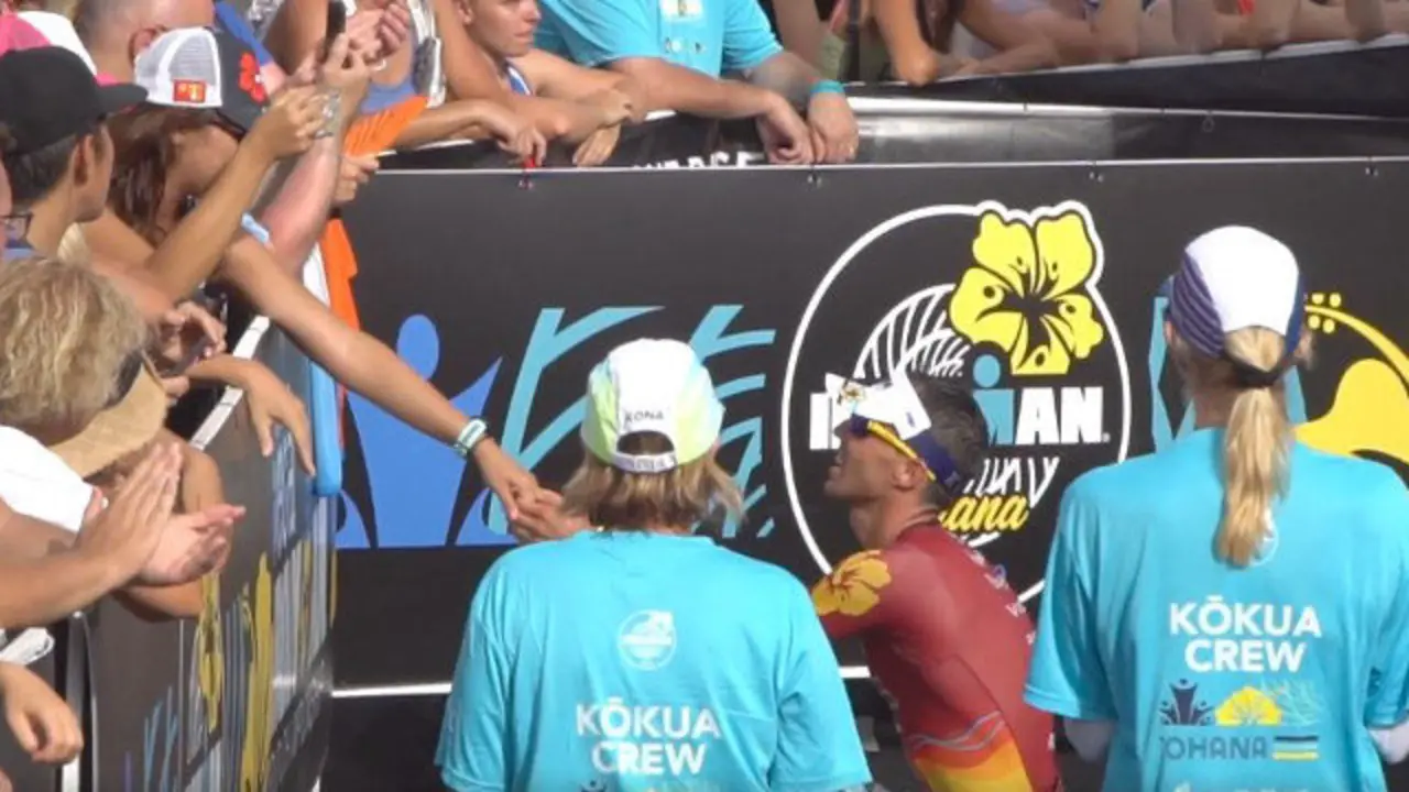 Cáceres, pidiéndole matrimonio a su novia. PLANETA TRIATLÓN