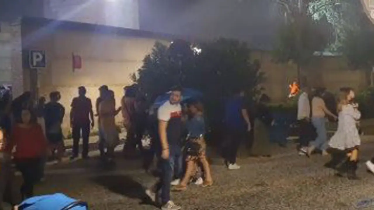 Público sale del recinto tras el suceso. ALCALÁ HOY (FACEBOOK)