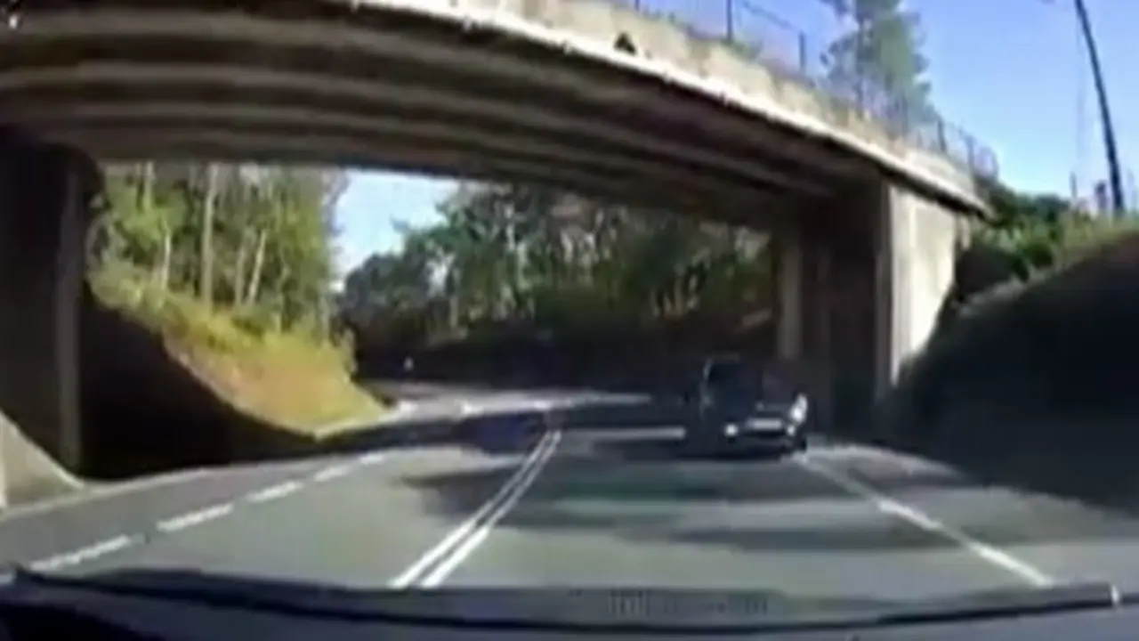 O coche que invadiu o carril contraio. TVG