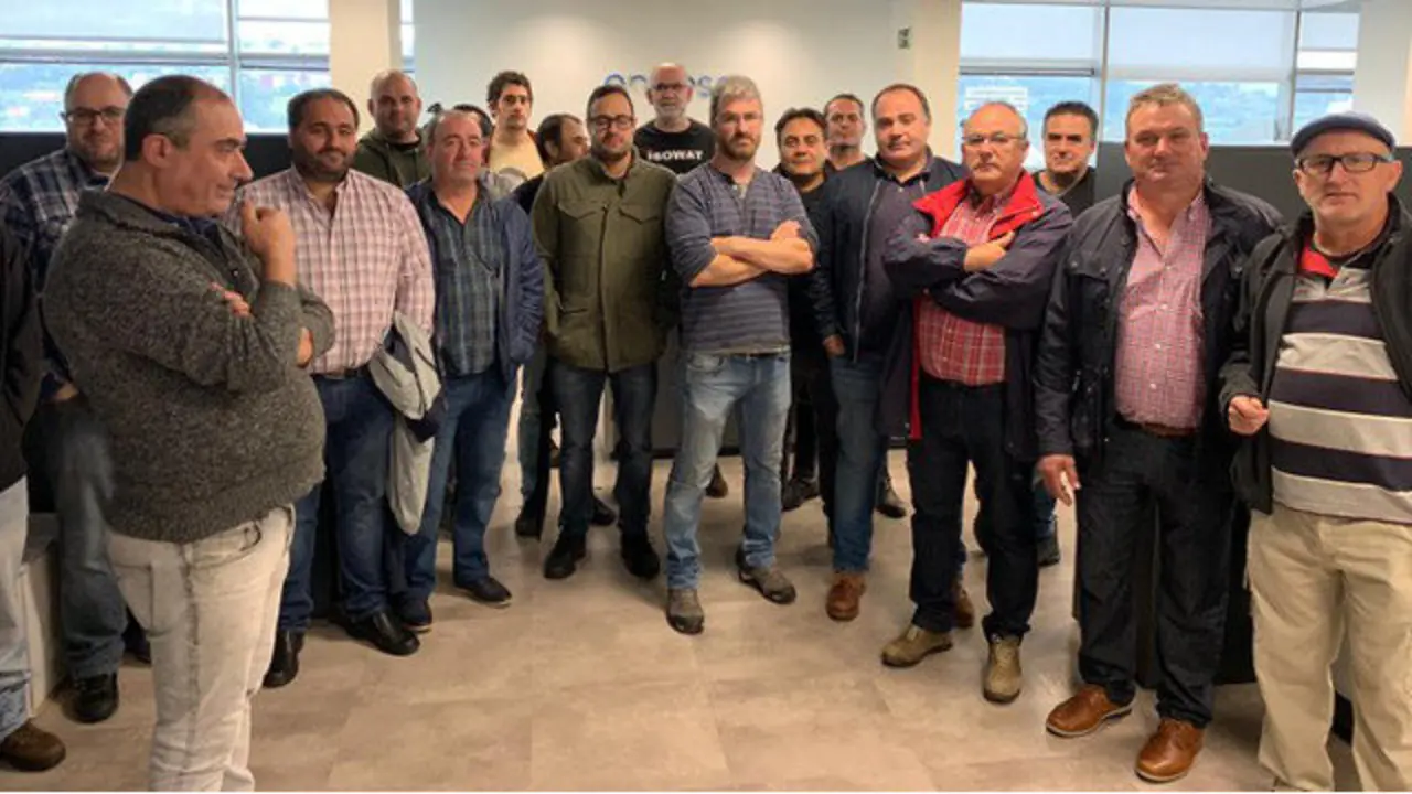 Trabajadores en el encierro de la oficina del director territorial de Endesa. TWITTER (@ccooacoruna)