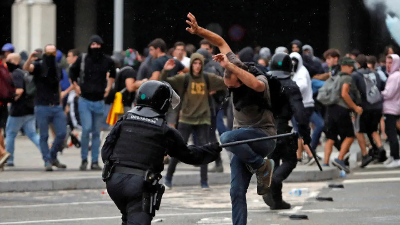 Membros dos Mossos d&#39;Esquadra cargan contra os centenares de persoas que se apiñan ante o Aeroporto do Prat. TONI ALBIR (EFE)