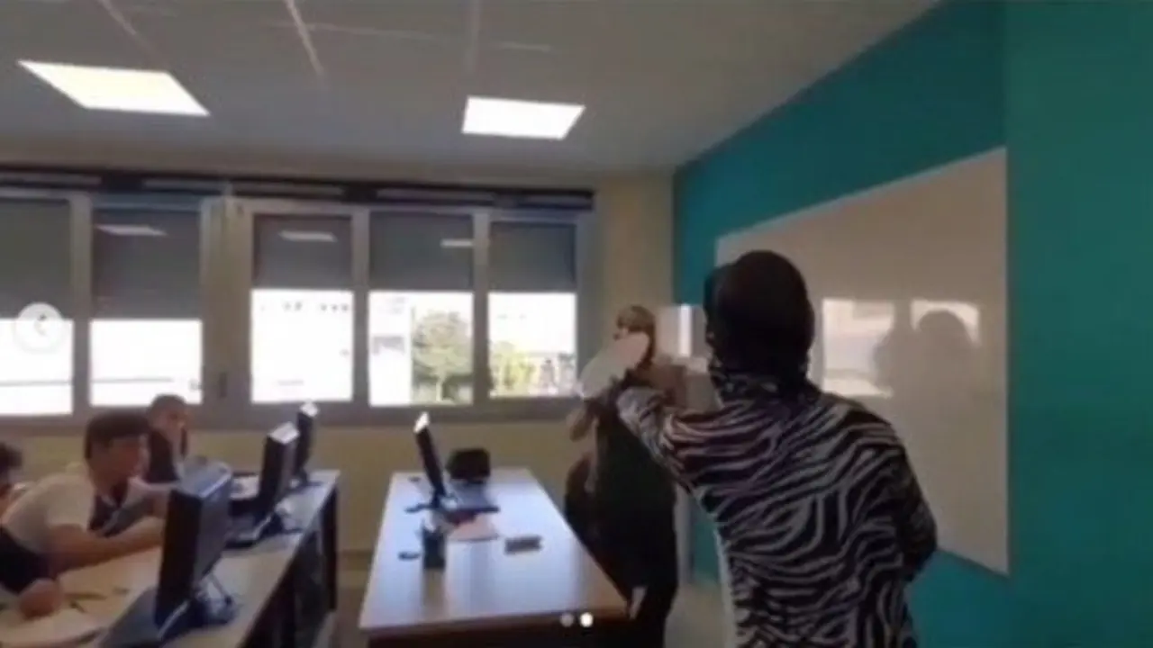 Momento en que el youtuber lanza una tarta al profesor en el IES Muralla Romana. INSTAGRAM
