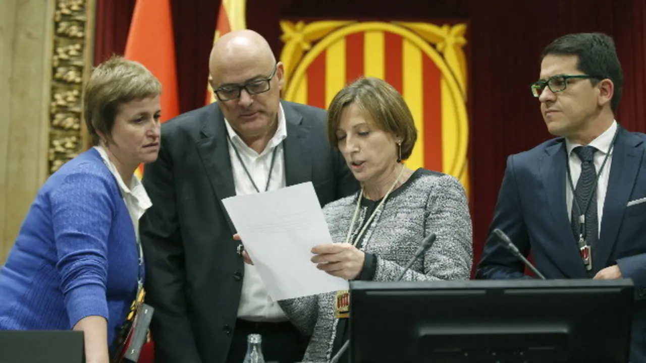 Forcadell con Anna Simó y Lluís Corominas, ante Espejo-Saavedra, en 2015. EFE