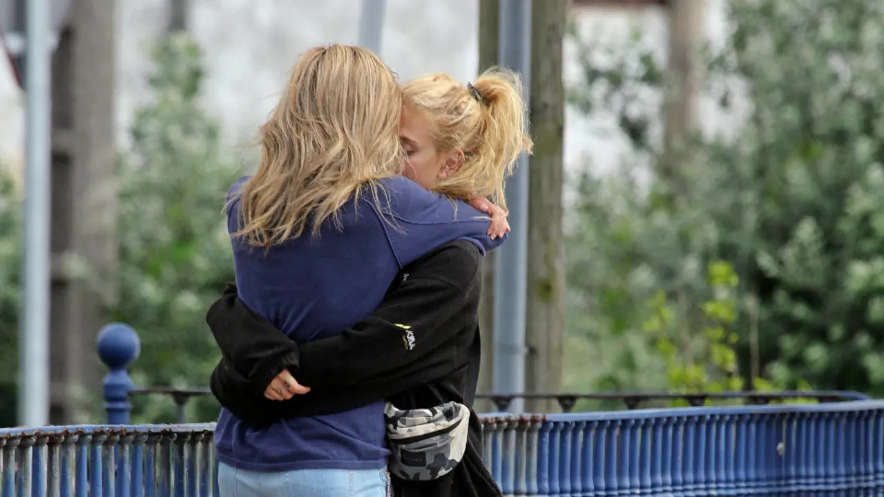 Diana López-Pinel y Valeria Quer se abrazan durante la reconstrucción del crimen de Diana. AEP