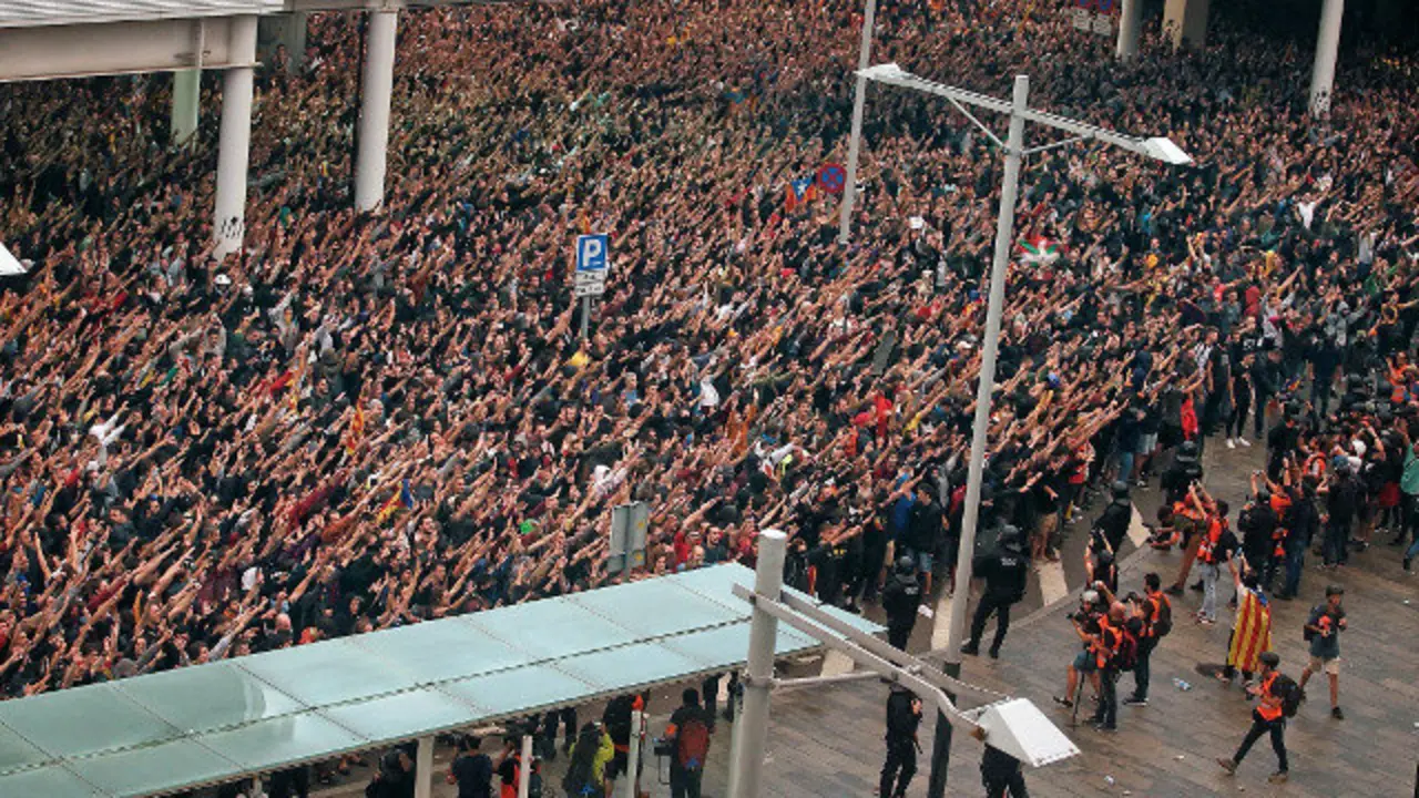 Manifestantes este luns no aeroporto do Prat. EFE