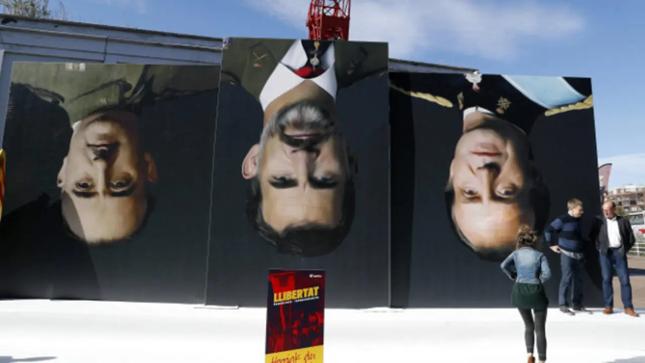 Imágenes de Franco, Felipe VI y el rey Emérito, (i a d) en el acto político de Sortu celebrado este martes en Bilbao.LUIS TEJIDO (Efe)