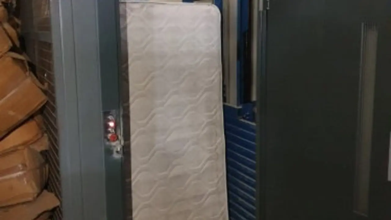 Interior del montacargas donde fue retenida la víctima. POLICÍA NACIONAL