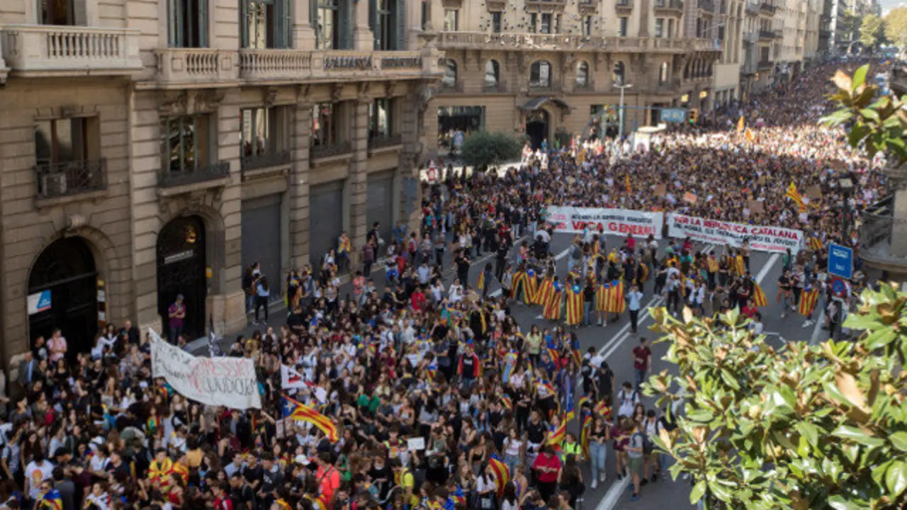 Manifestación estudantil contra a sentenza do procés este xoves en Barcelona. MARTA PÉREZ (EFE)