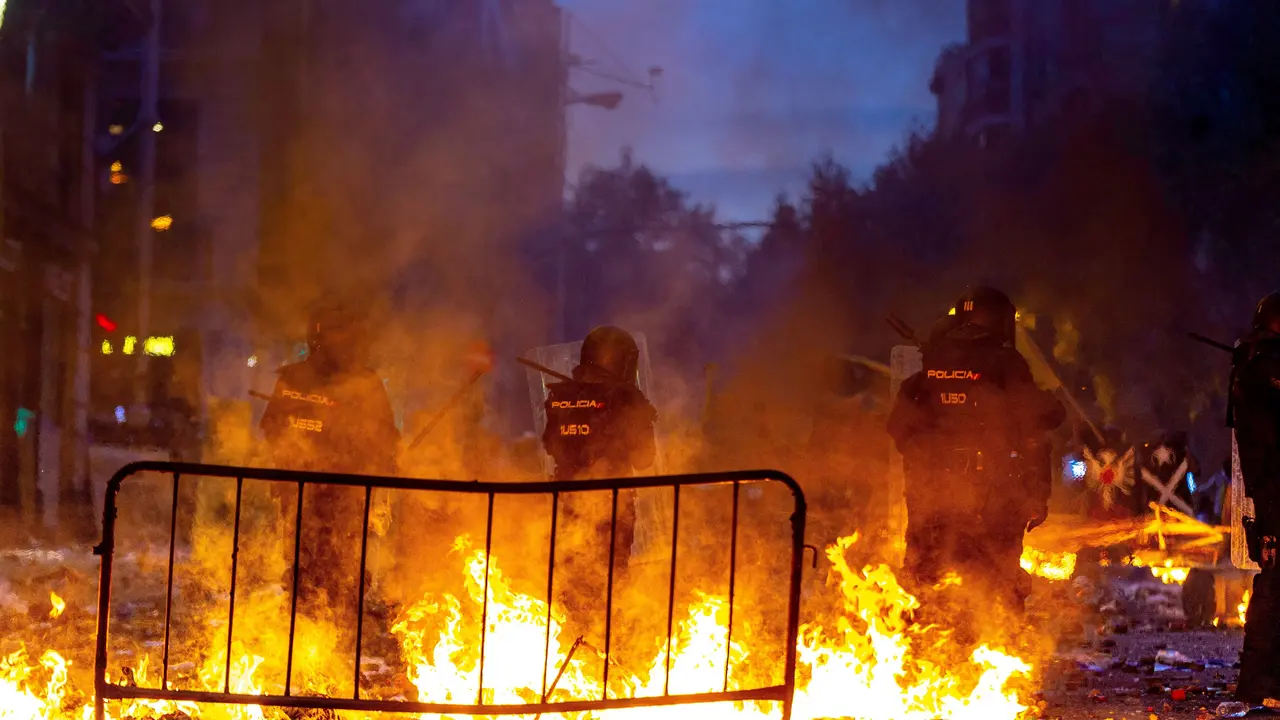 Policías antidisturbios en la tarde de este viernes en Barcelona. ENRIC FONTCUBERTA (EFE)