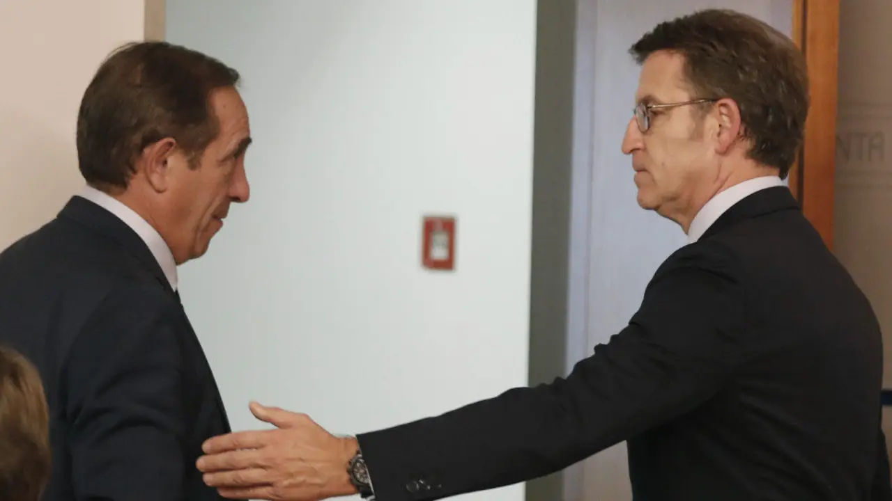 El presidente de la Xunta, Alberto Nuñez Feijóo, junto al conselleiro de Hacienda, Valeriano Martínez. LAVANDEIRA JR. (EFE)