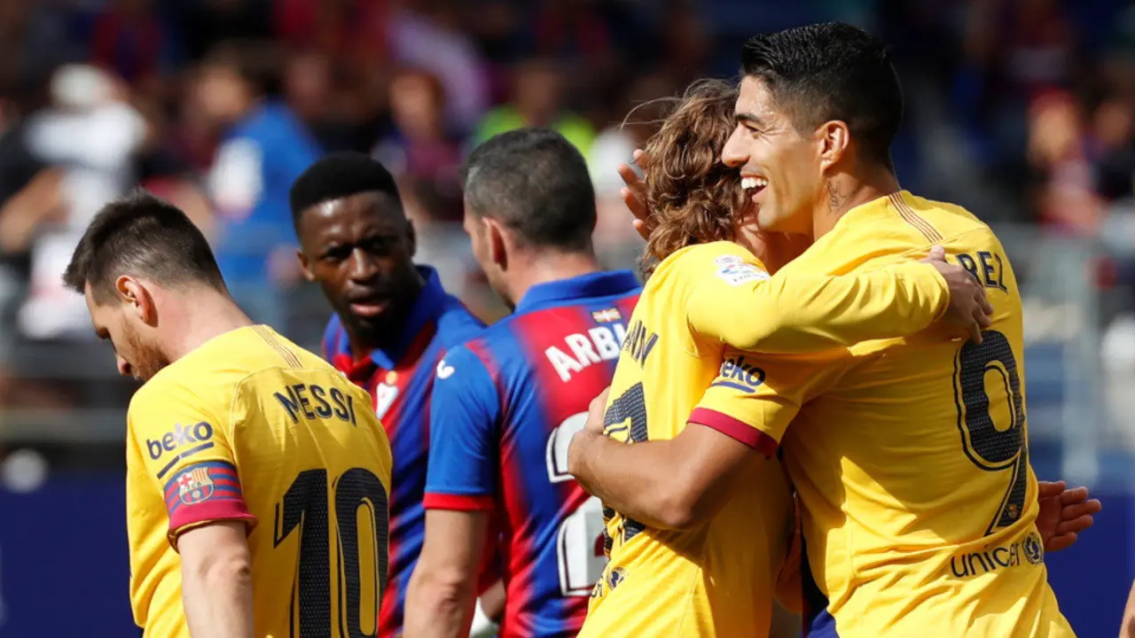 Messi, Griezmann y Suárez, tras el gol del uruguayo. JAVIER ETXEZARRETA (EFE)