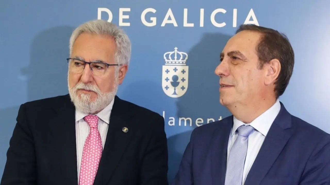 O presidente do Parlamento e o conselleiro de Facenda. LAVANDEIRA JR (EFE)