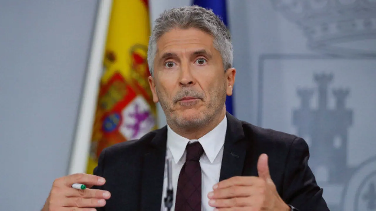 O ministro do Interior en funcións, Fernando Grande-Marlaska, durante a rolda de prensa que ofreceu este domingo. EMILIO NARANJO (EFE)