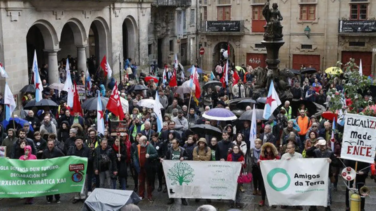 Manifestantes este domingo polas rúas de Santiago. LAVANDEIRA JR (EFE)