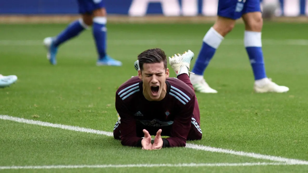 El celeste Santi Mina se lamenta tras una ocasión fallada. JON RODRÍGUEZ BILBAO (EFE)