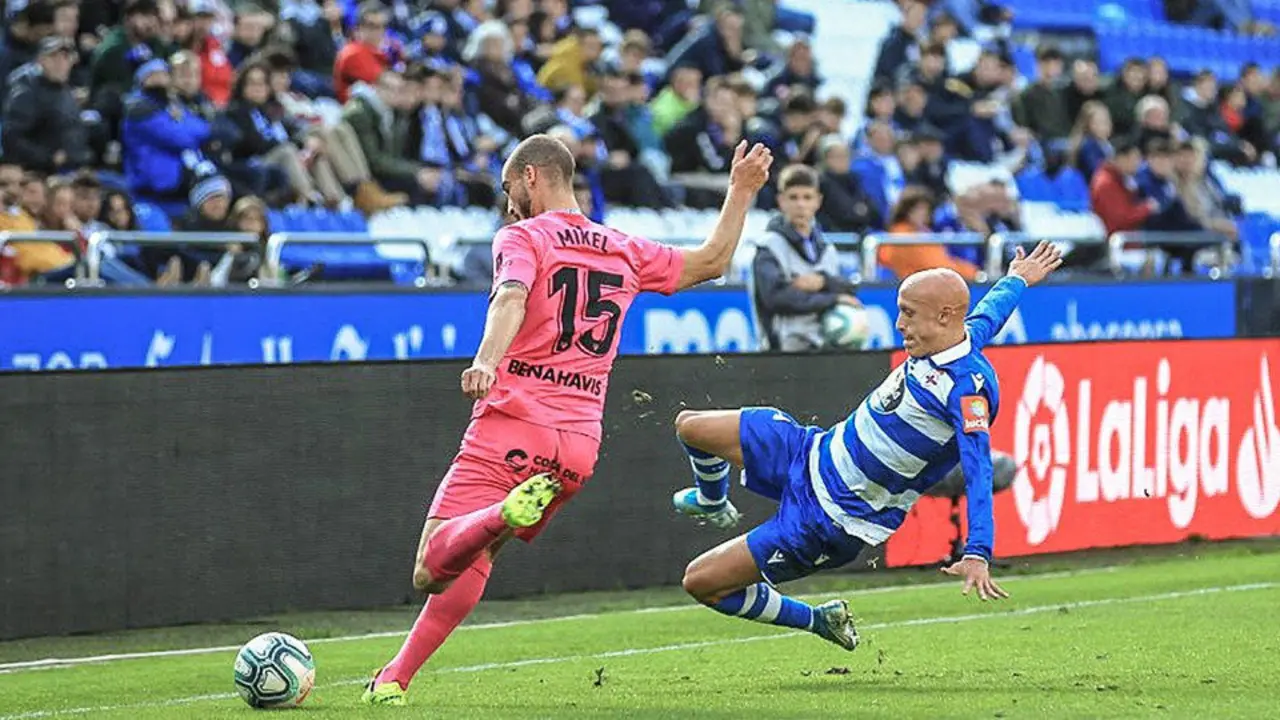 Mollejo trata de cubrir un envío de Mikel Villanueva. RCDEPORTIVO