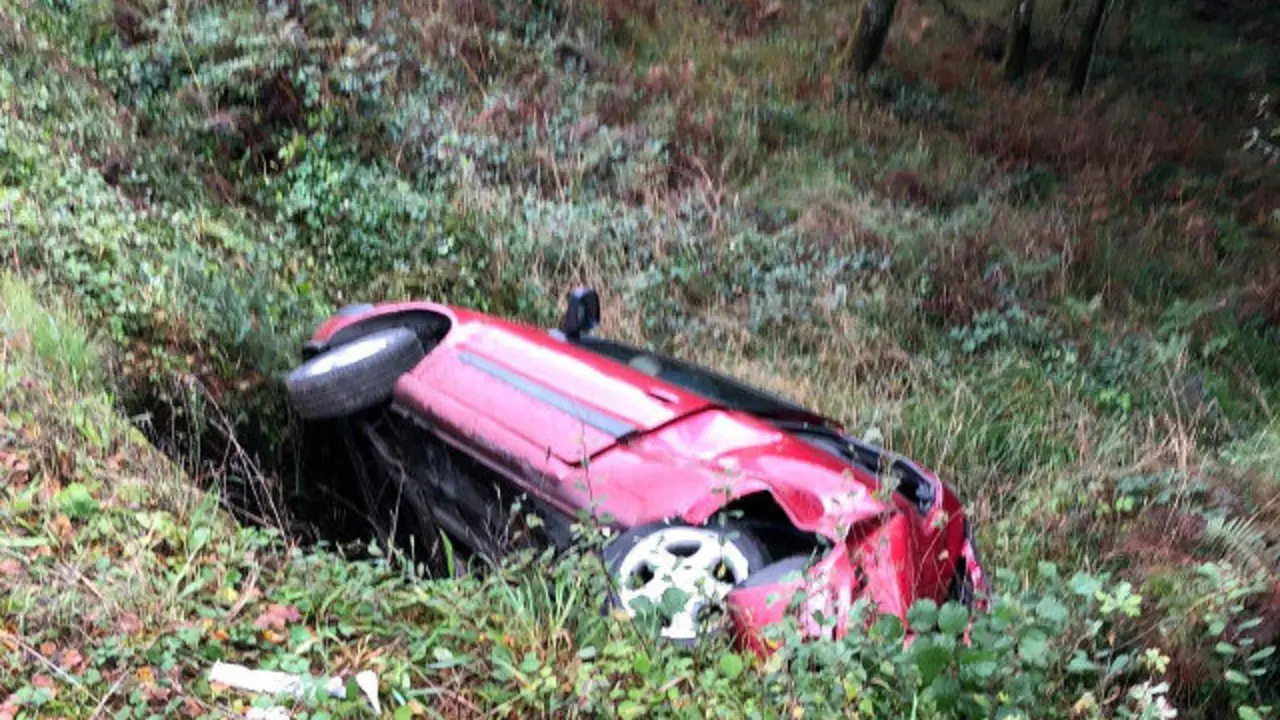 Vehículo volcado en el accidente de Cerceda. TWITTER