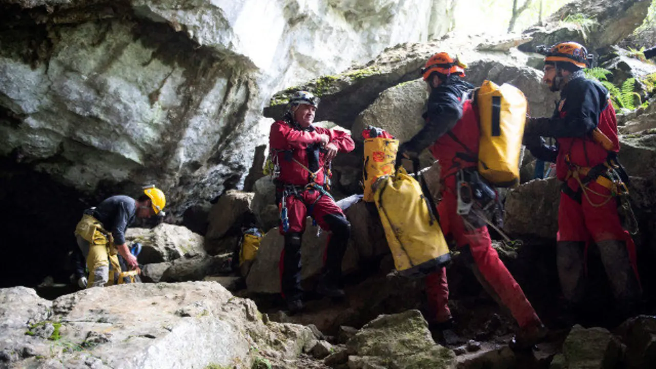 Equipo de rescate de los espeólogos. PEDRO PUENTE (EFE)