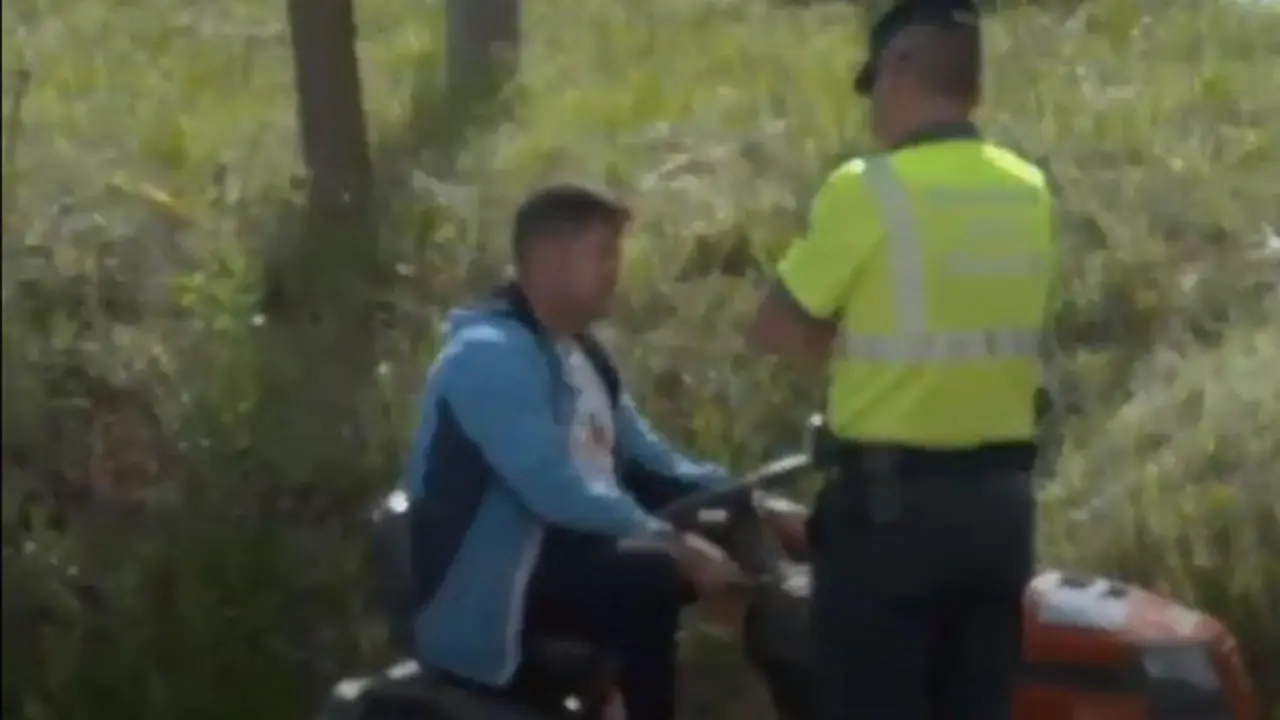 El hombre en el cortac&eacute;sped junto a un agente. DMAX