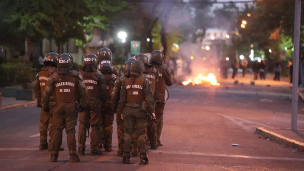 Carabineros actuando contra manifestantes. ALBERTO PEÑA (EFE)