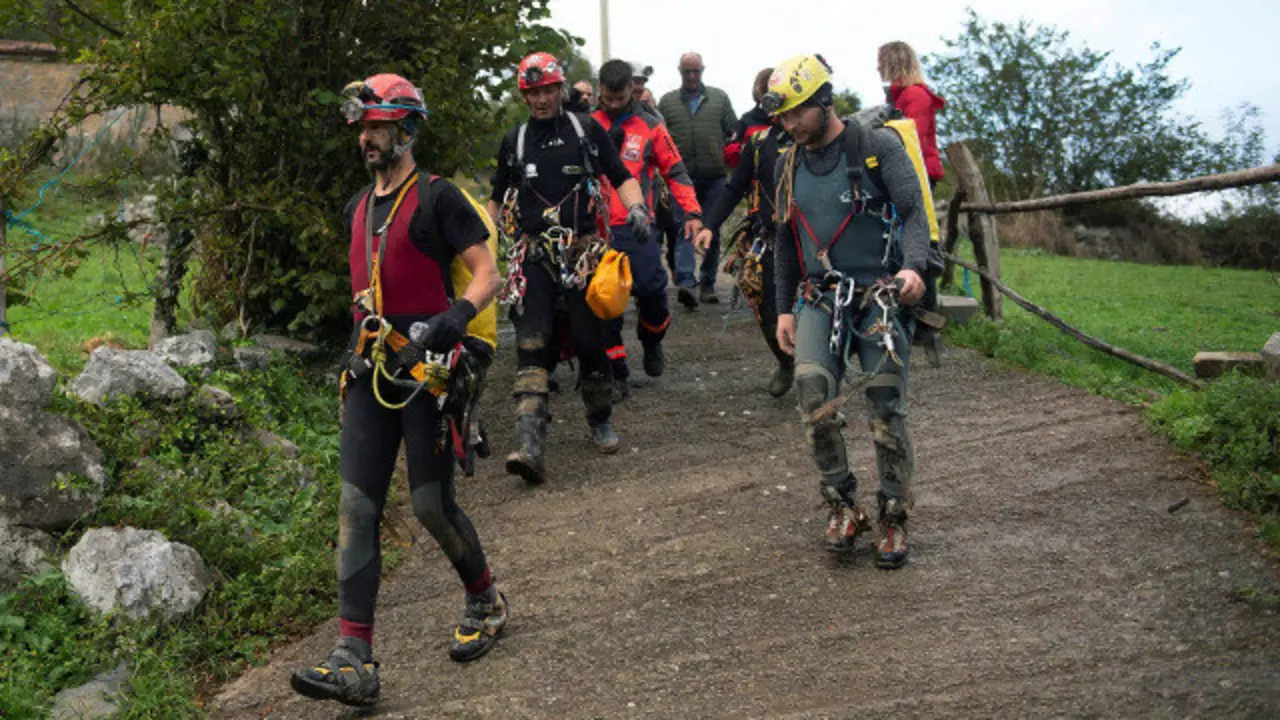 Los espeleólogos portugueses perdidos en la cueva cántabra de Cueto-Coventosa salieron por su propio pie. PEDRO PUENTE HOYOS (EFE)
