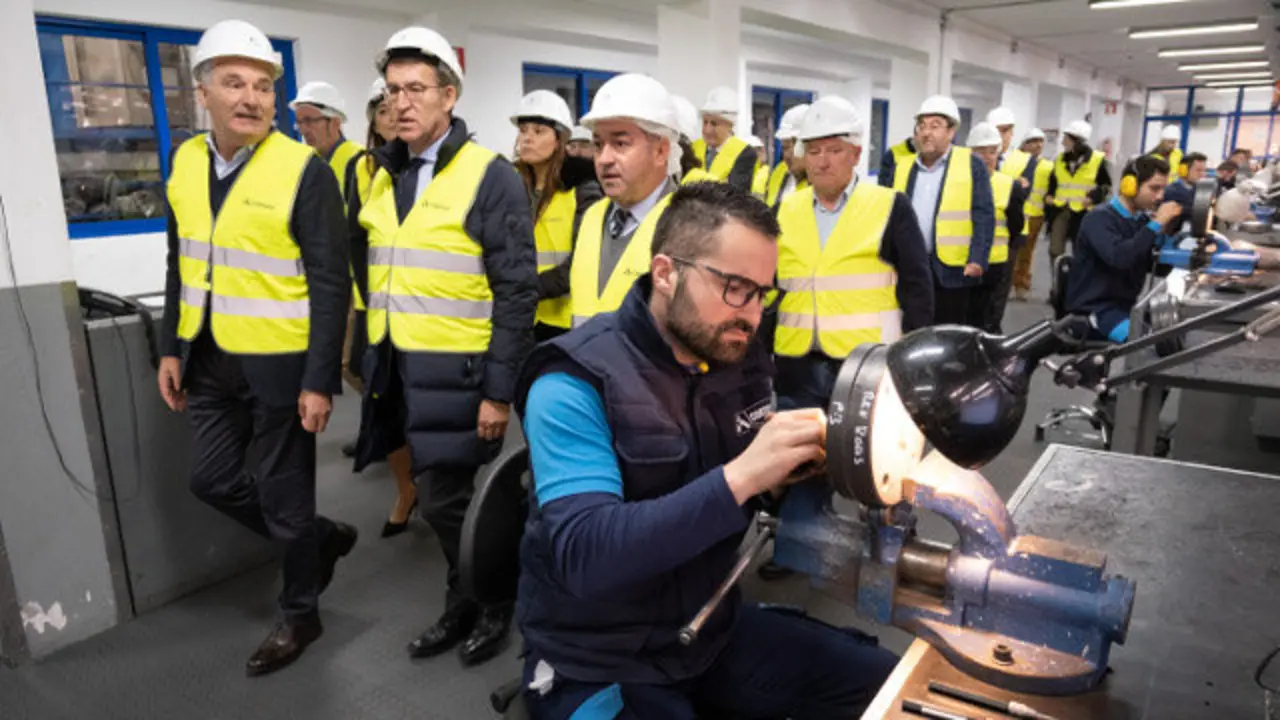 O titular do Goberno galego, Alberto Núñez Feijóo, acompañado do conselleiro de Economía, Emprego e Industria, Francisco Conde, visita as instalacións de Aluminios Cortizo, Extramundi (Padrón), 22/10/19.