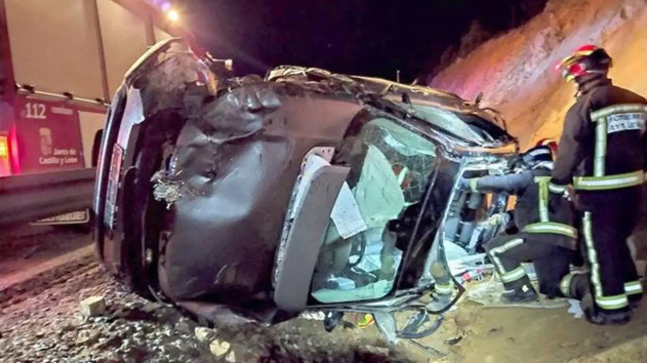 Estado nol que quedou o vehículo tras o accidente. BOMBEROS DE LEÓN