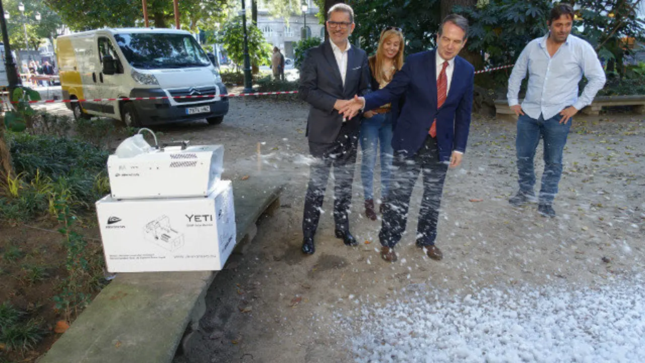 Abel Caballero comprobando este martes el funcionamiento de las máquinas que producirán nieve artificial. CONCELLO DE VIGO