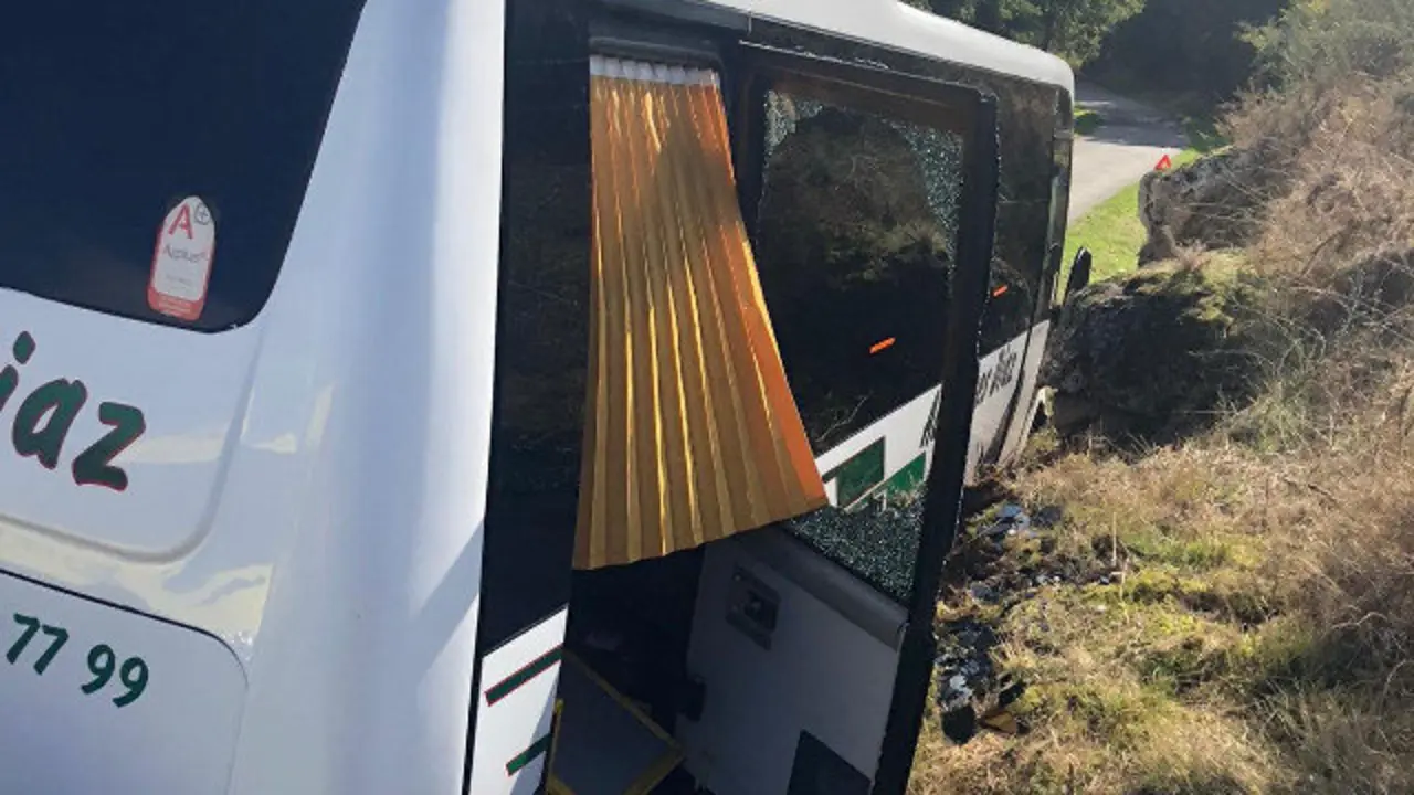 O autobús saíuse da vía en Antas de Ulla. TWITTER (@helicosantiago)