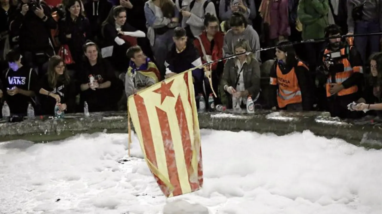 Concentración en la Plaza de España de Barcelona. JESÚS DIGES (Efe)