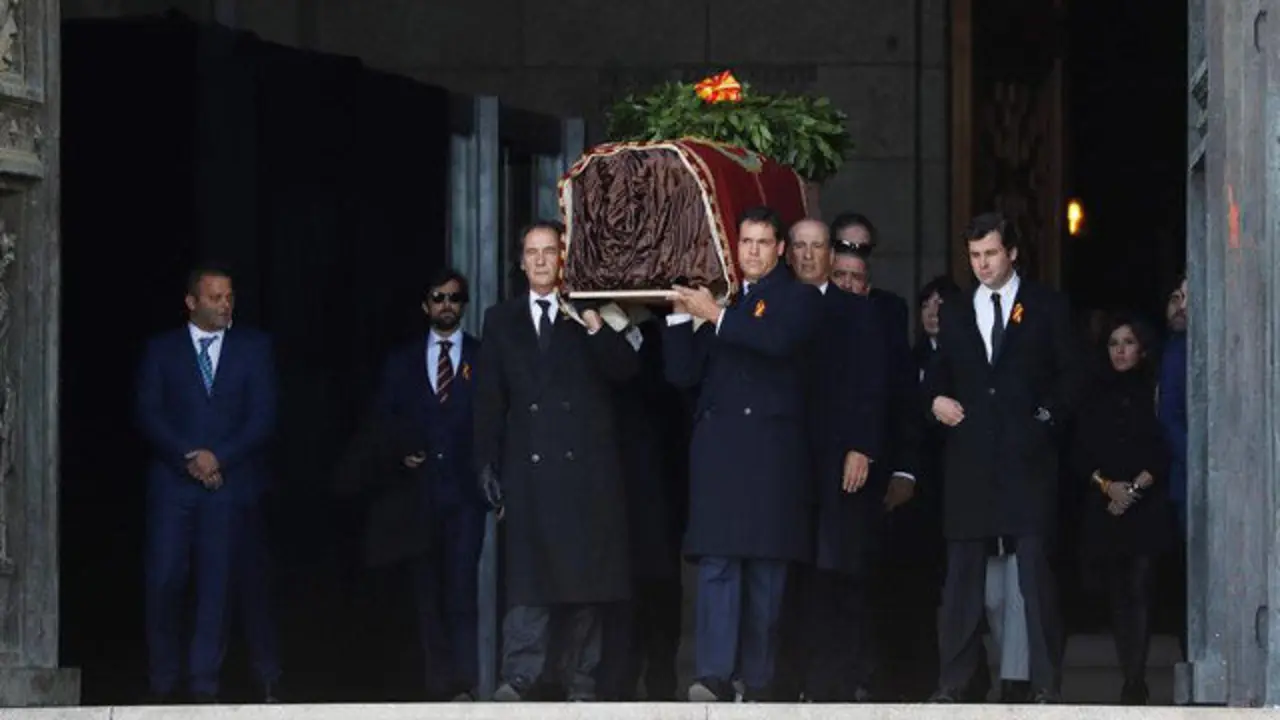 Los restos de Franco siendo trasladados. EFE