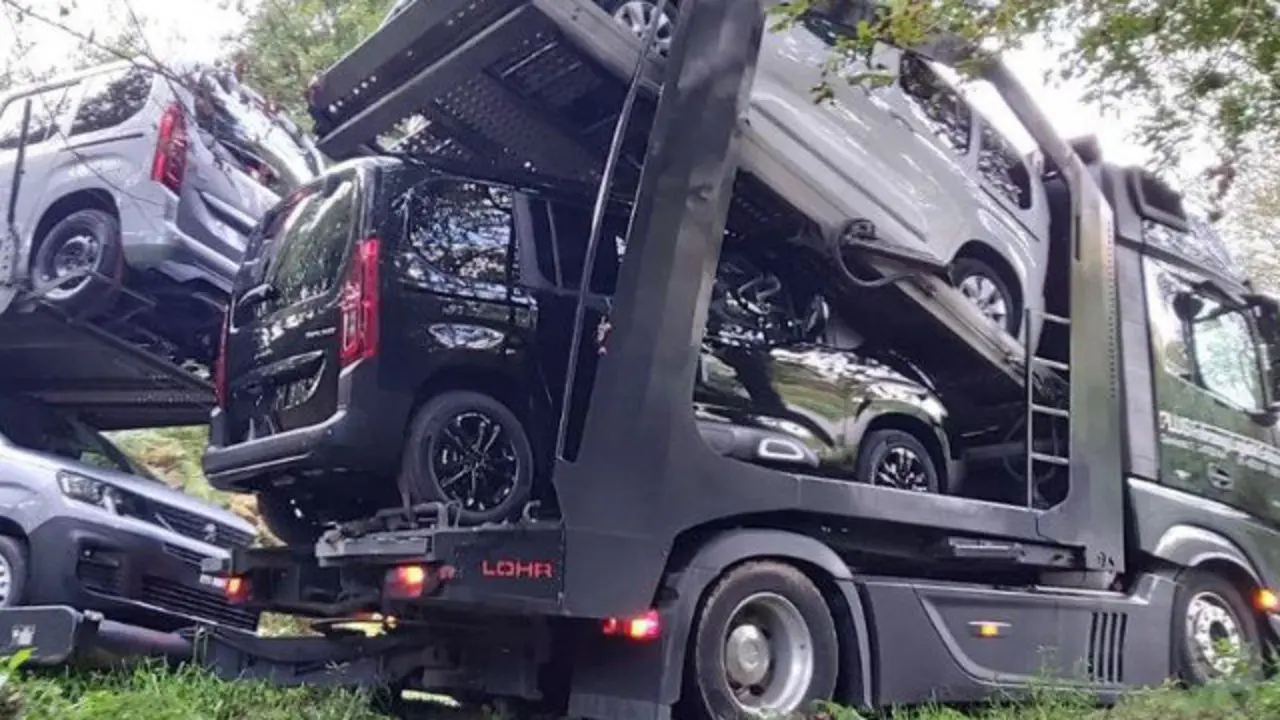 El trailer atrapado en Mos. POLICÍA LOCAL