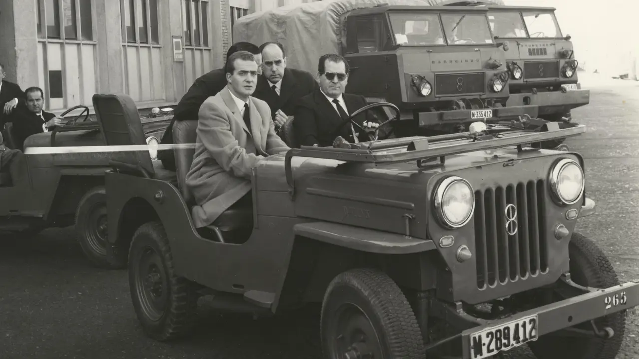 Eduardo Barreiros y el Príncipe Juan Carlos, en la planta de Villaverde. EFE