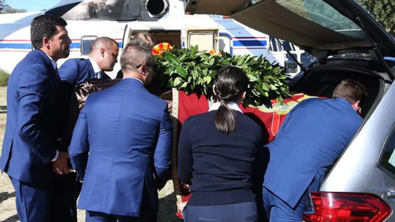 Llegada de los restos de Franco al cementerio del Pardo. EFE