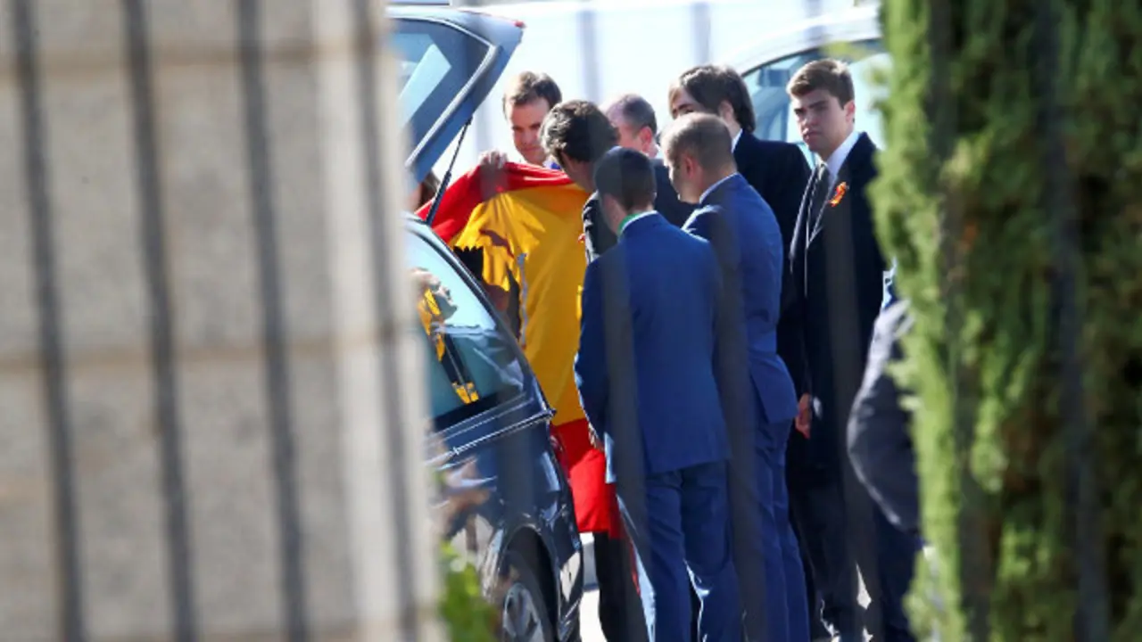 Los familiares de Franco reciben el cuerpo en el cementerio de El Pardo-Mingorrubio.JODRIGO JIMÉNEZ (Efe)