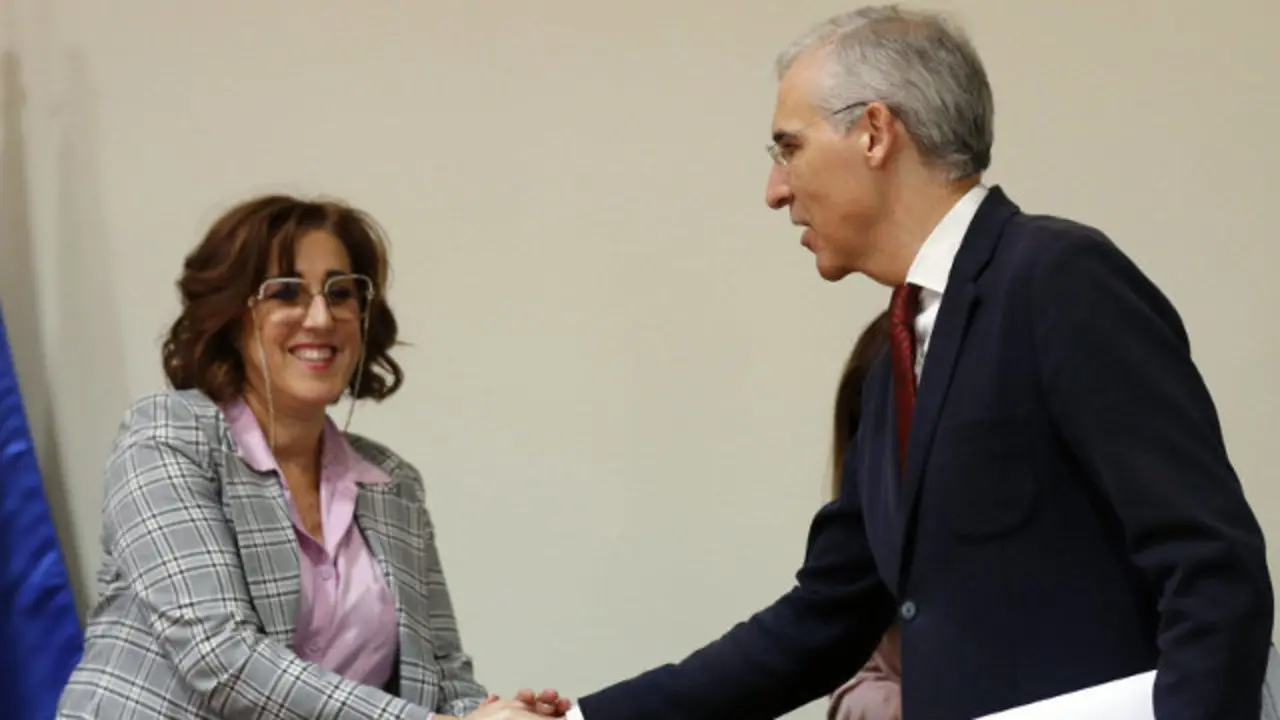 Conde saluda a su llegada la comisión parlamentaria. LAVANDEIRA JR.