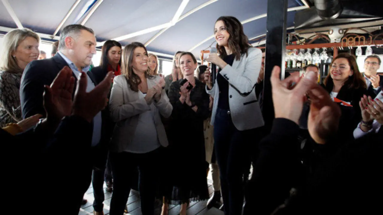 Inés Arrimadas, junto a María Vilas, este viernes en A Coruña. CABALAR (EFE)