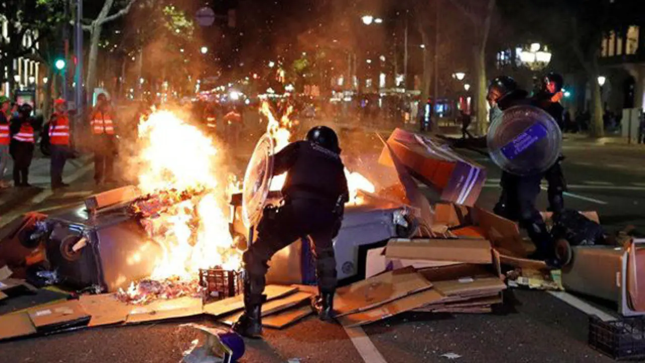 Los Mossos tratan de controlar una barricada ALEJANDRO GARCÍA