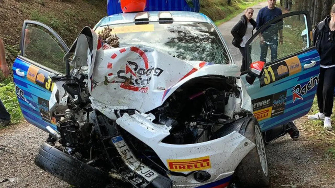 El coche siniestrado en Pol durante el Rallye San Froil&aacute;n XES&Uacute;S PONTE